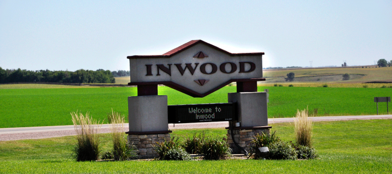 how far is it from inwood ia to sioux city ia airport?